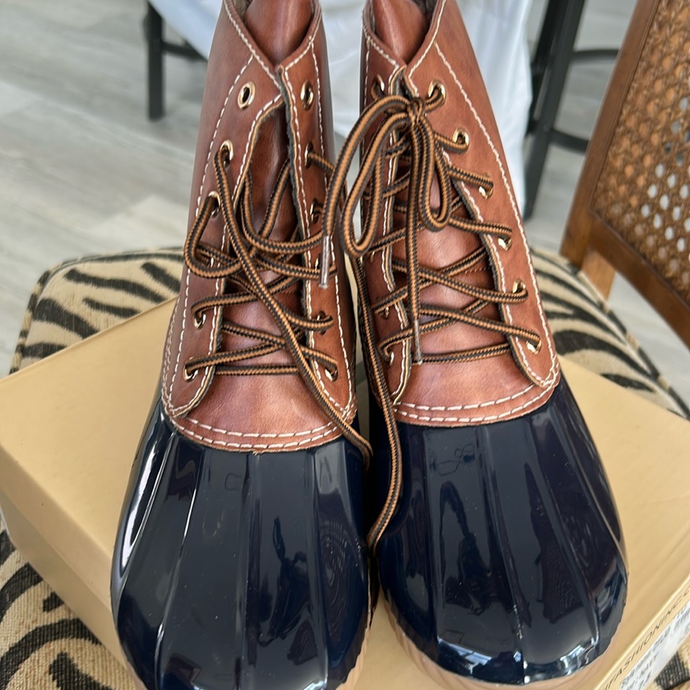 Yoki Dylan Navy Faux Leather 2 Tone Rubber Duck Boots Womens Size 7.5